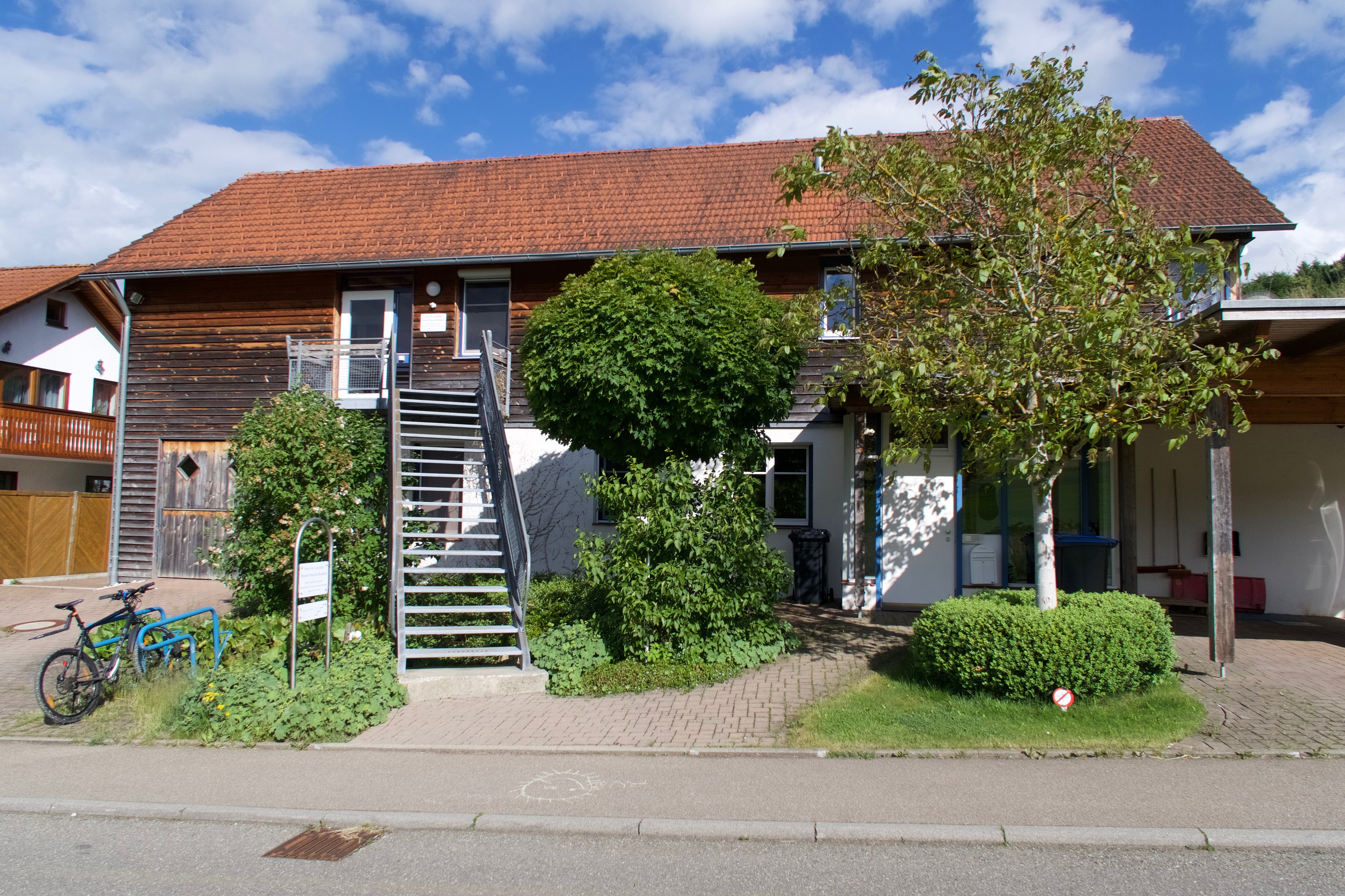 Die Praxis ist die Treppe hinauf, im ersten Stock.